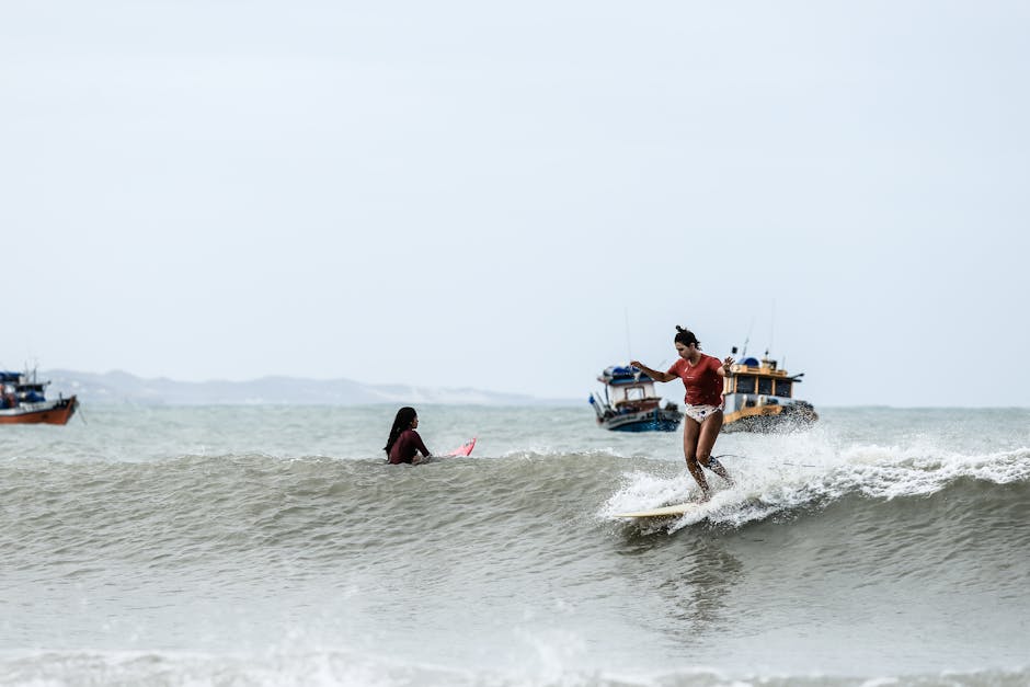 Surfista deslizándose sobre la ola
